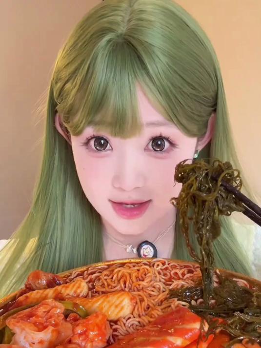 曹氏麻辣烫太绝！鞭炮笋配辣卤，鱼籽福袋爆汁，嗦面超香～