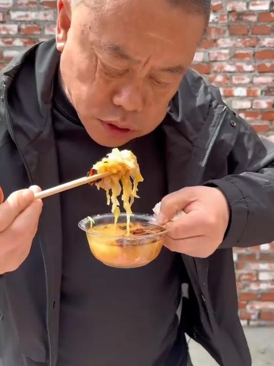 大骨头炖酸菜，蒜酱咸鸭蛋，酱拌黄瓜菜