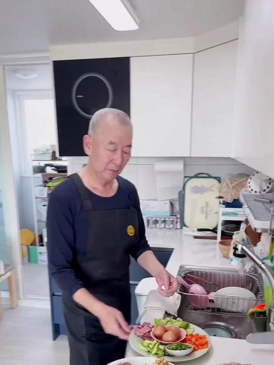 韩国老公活了三十多年第一次吃真正的山东炸酱面