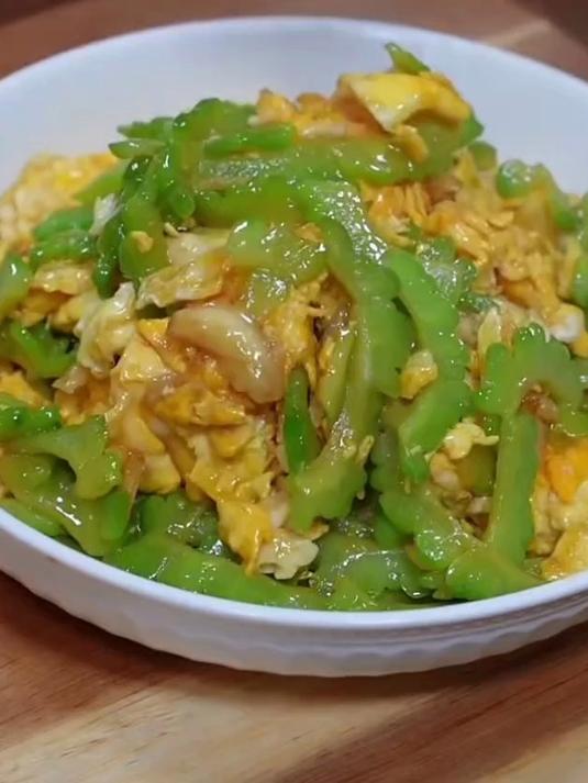 苦瓜炒蛋，虽然普通，但是真的很好吃，很下饭