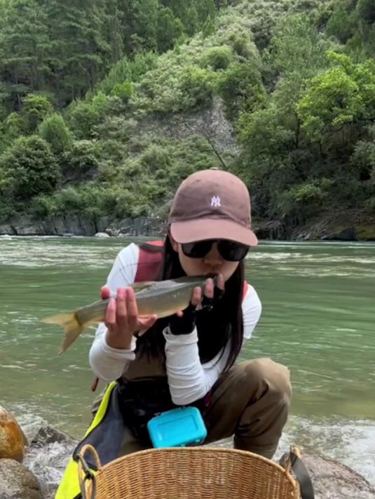 徒步进入原始深山溪流探钓裂腹鱼，做了一锅香辣鱿鱼超级下饭
