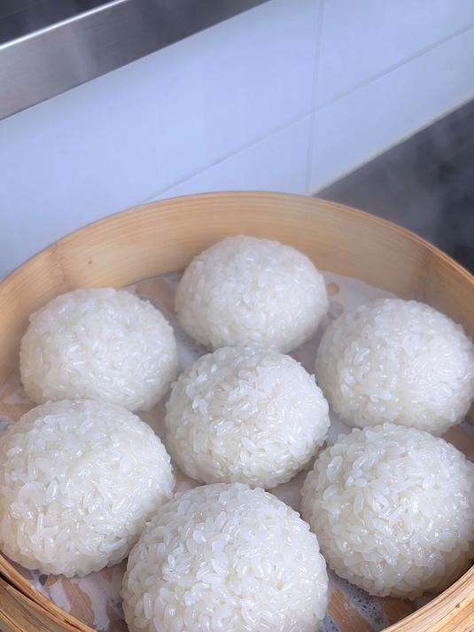 天冷了蒸一锅糯米团子,软软黏黏,可甜可咸真好吃