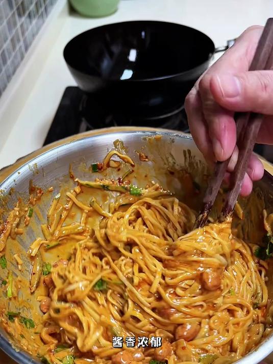 家里有面条的，你就这样做个拌面，酱香浓郁