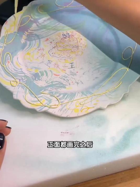 给朋友做了一个蛋糕陶瓷盘,手绘陶瓷生日蛋糕