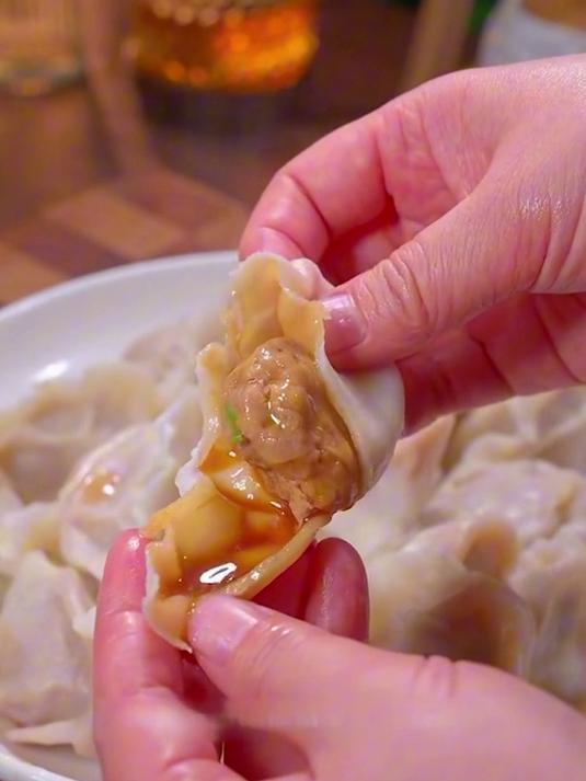 还在辛苦手剁饺子馅？多功能绞肉机，6秒绞碎3斤肉，安全好用！