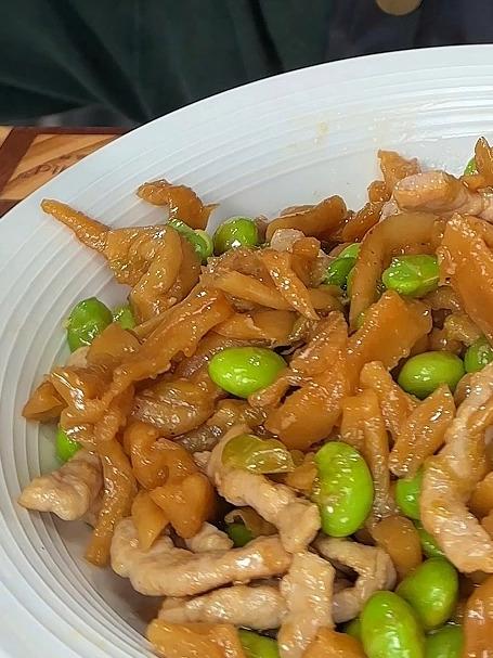 萝卜干炒毛豆,天热吃泡饭是少不了它的,香气浓郁嘎嘣脆