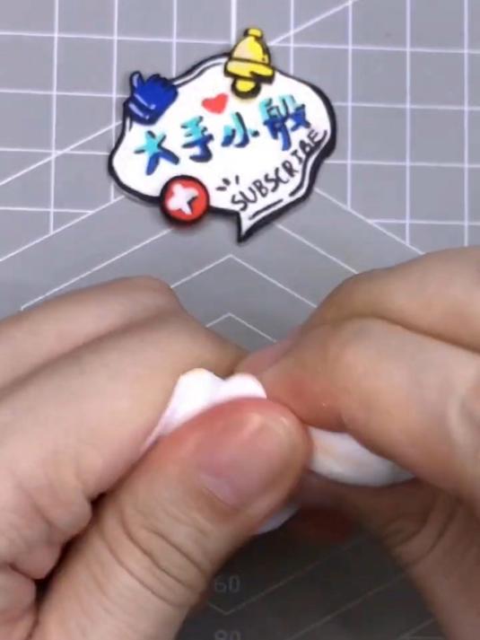 快来和我用橡皮泥做出表情符号中的牛角面包吧!