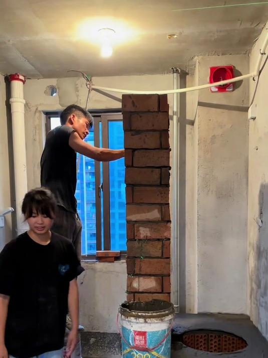 师傅第一次做土灶台,经验不足,业主给师傅整不会了
