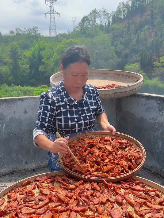 今天我们来晒江西南瓜干口感甜中带辣有嚼劲,保存起来留着过年吃