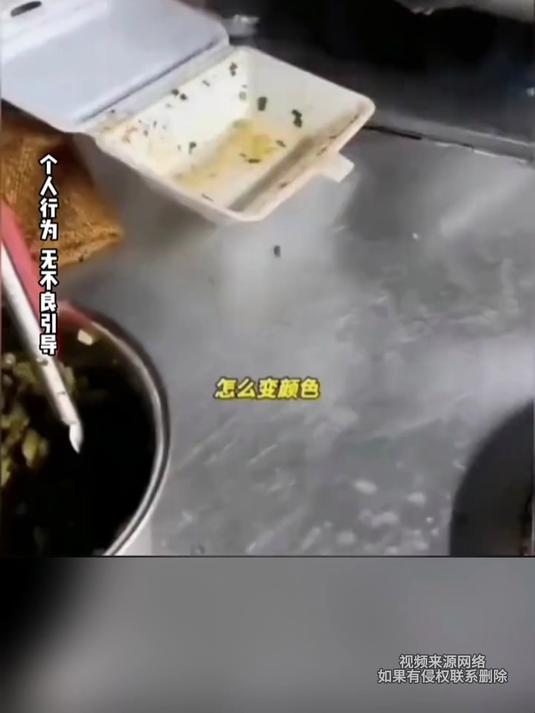男子问摊主怎么臭豆腐不是黑色的结果下一秒大哥拿出了科技与狠活网友:建议想吃最好还是自己做