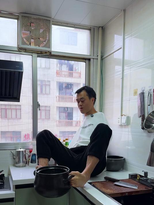 这不仅是早餐更多是父爱,他用银耳粥这样搭配着吃,既简单又营养