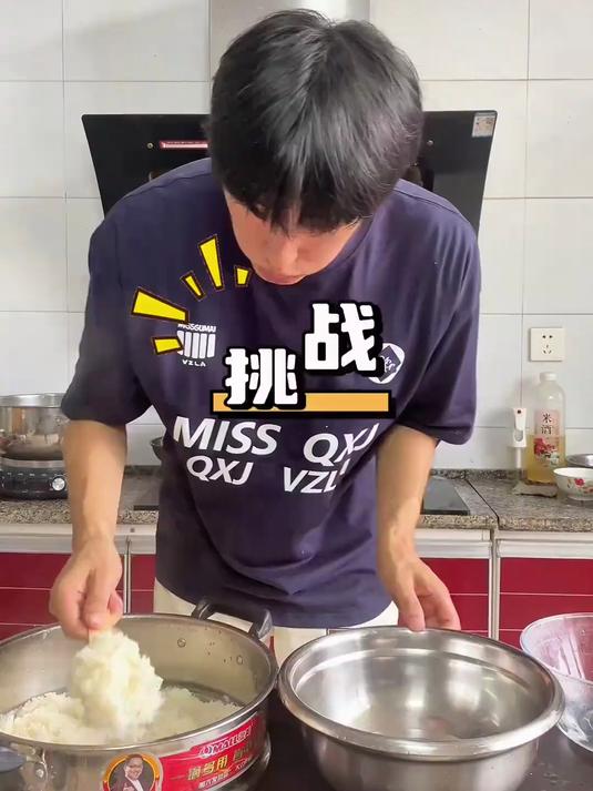 今天给咱姥做个黑芝麻糍粑吃，软糯香甜