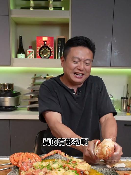 法国蓝龙虾学名欧洲鳌虾，金汤蒜香很美味，至于龙虾片么……