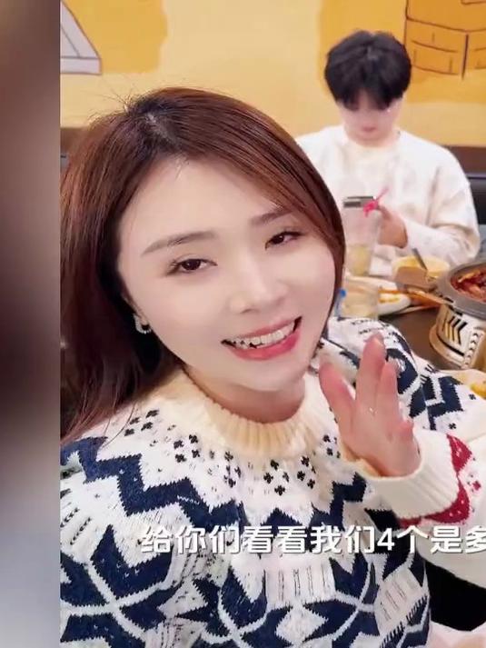 路玲接侄子放学，带上小儿子和侄子吃烤鱼，侄子个子长的太快了