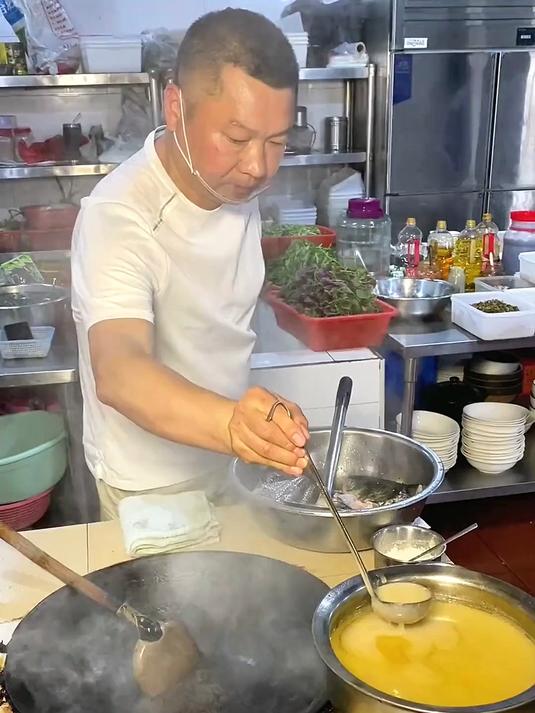 湖南岳阳农村里面的柴火灶这一道水煮活鱼头，是来自大自然的馈赠