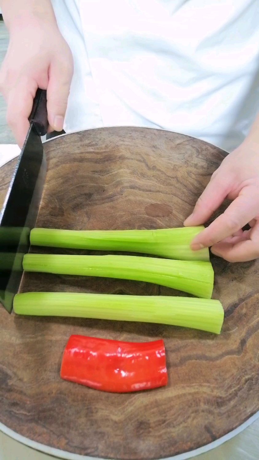 西芹菱形片怎么切?