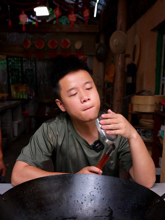 湖南夜宵店招牌菜口味唆螺，那是桌桌必点，好吃到嗦手指。