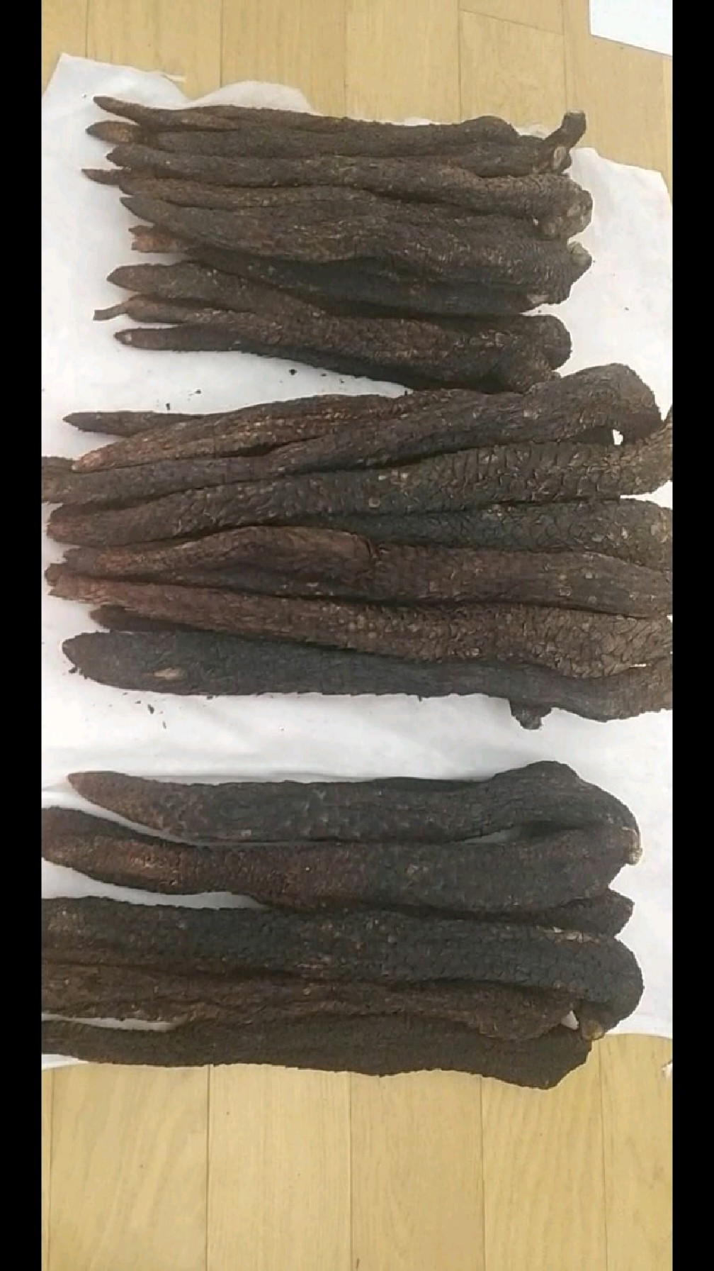 肉苁蓉什么样的好?首先要沙窝野的油性要好,然后要干的软糯的,颜色深棕。