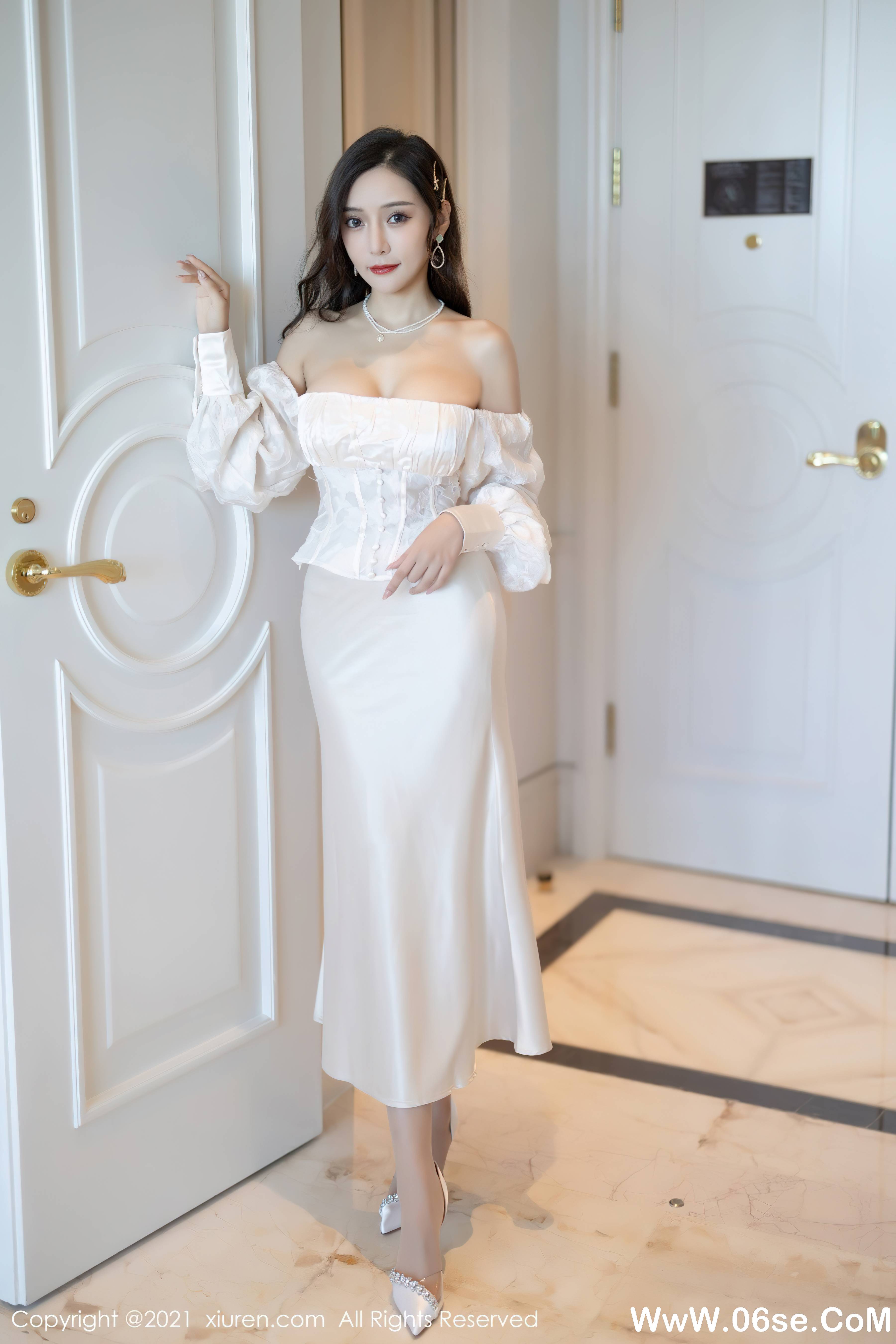 图片[2]-[XIUREN秀人网] 2021.10.28 NO.4136 王馨瑶[97+1P829M]-六色网