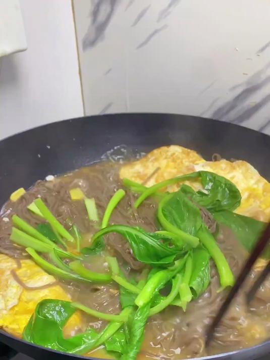 寒冷的冬天,早上来一碗热乎乎的茶油鸡蛋荞麦面,简单好吃没负担