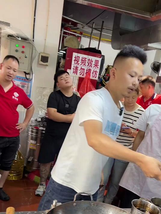 这个菜谁都会做、真正把这个菜做好,真的很少,辣椒炒肉这种做法