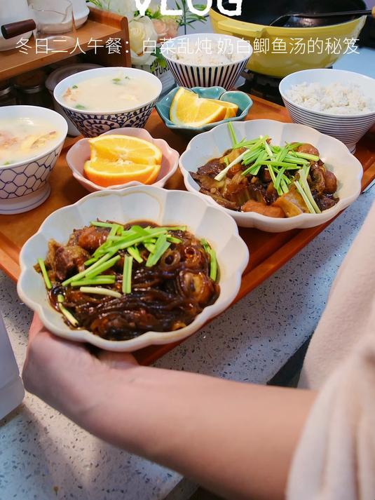 母女二人的暖冬午餐：给女儿炖了锅奶白鲫鱼汤，她喝了两大碗