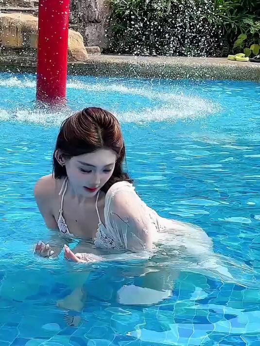 正常泳装穿搭无不良引导玩水的小姐姐粥粥酱