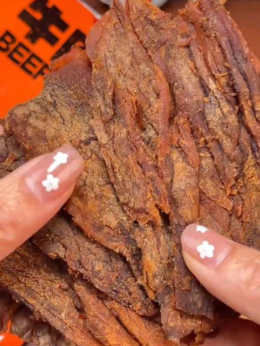 大家乐牛肉干湿润不干巴,越嚼越香,追剧下酒必备!
