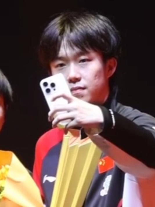 王楚钦表情丰富!冠军自拍,嘴角上扬邪魅一笑,与莎莎夺冠太开心