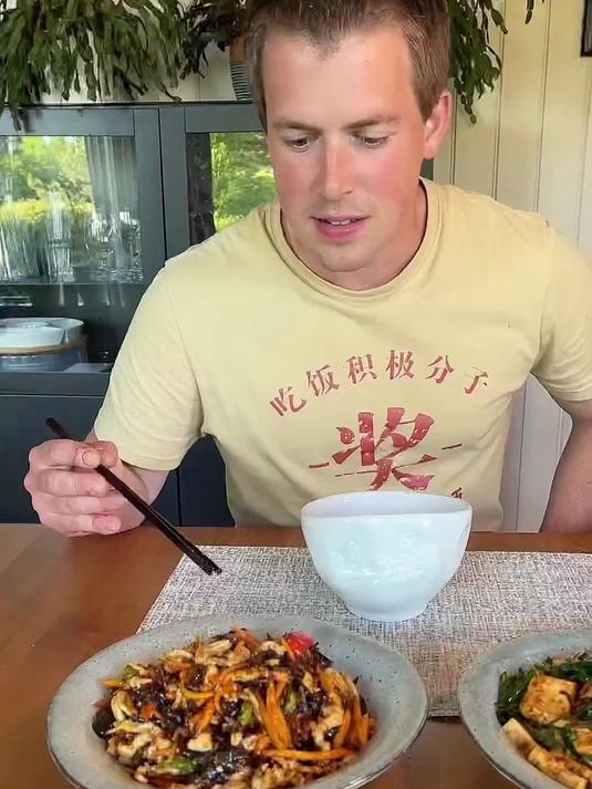 记录夫妻俩平凡的一天,吃家常菜,院里种蔬菜水果