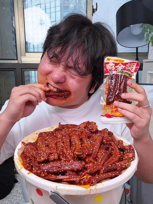 就这个爆辣鸭全翅真的太香啦,爆香爆辣爆过瘾#零食推荐# #好吃到停不下来# #鸭翅# #鸭