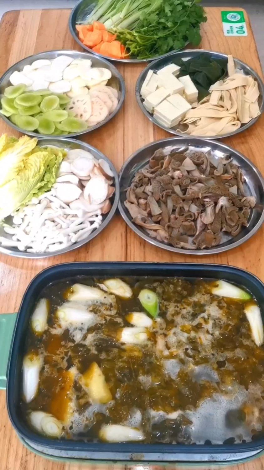 羊肚酸菜火锅,羊肚脆弹,汤底酸香入味,略带辣,口感回味绵久,丝丝入心。