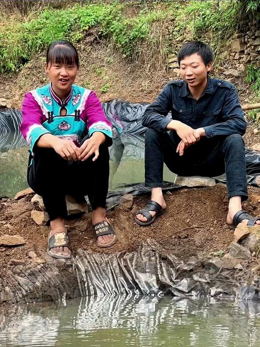 本来之前都打算拿砖砌的他们说会塌,拉石头的话路不通不好拿料