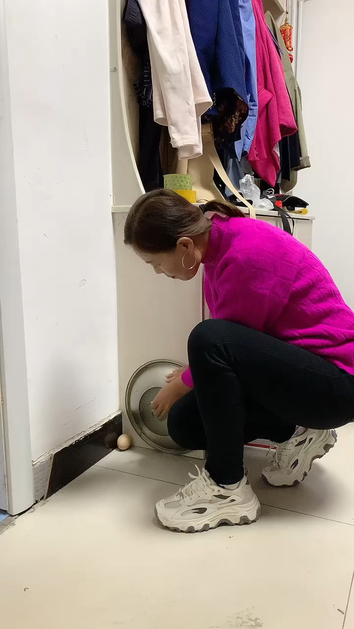 鸡蛋怎么压不烂呢?