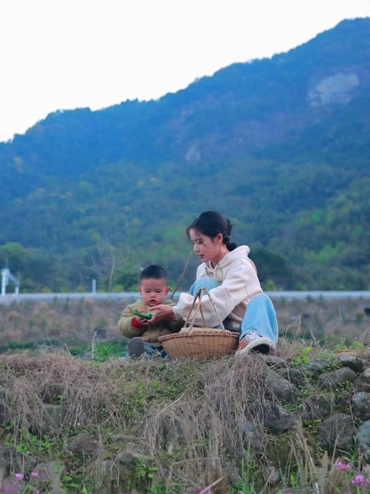 春天,你们有没有挖过野菜?摘野艾草做青团～