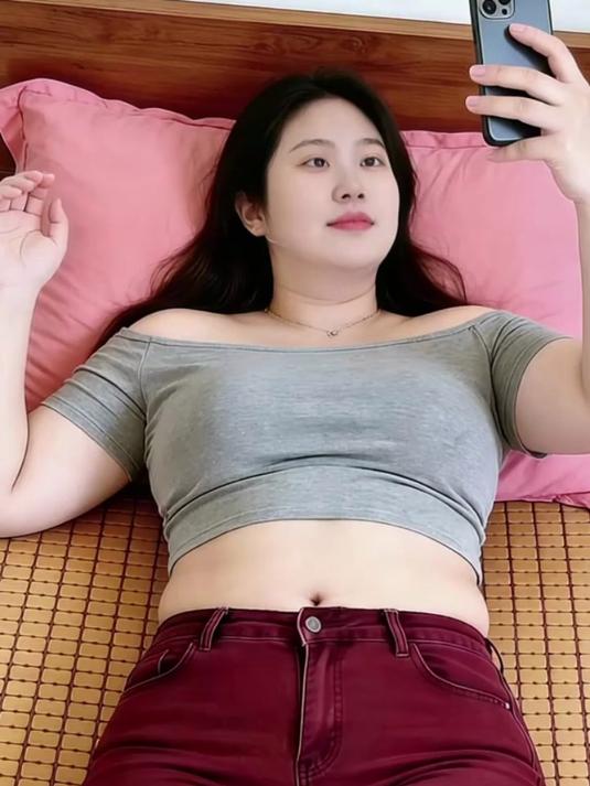 露肩短款上衣配紧身裤！这套太显身材了吧！