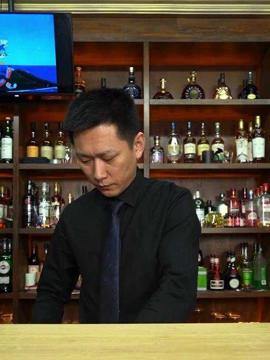 冰冻的金汤力：调酒师手中的冰块艺术，超级治愈解压