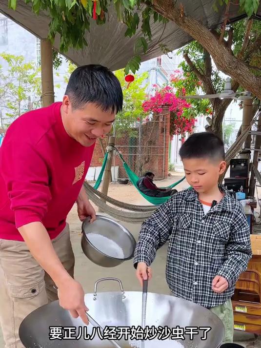 炒沙虫干做腊肠咯！