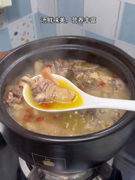 买了一只阉鸡,炖了一锅墨鱼鸡汤,鲜香味美,营养丰富~