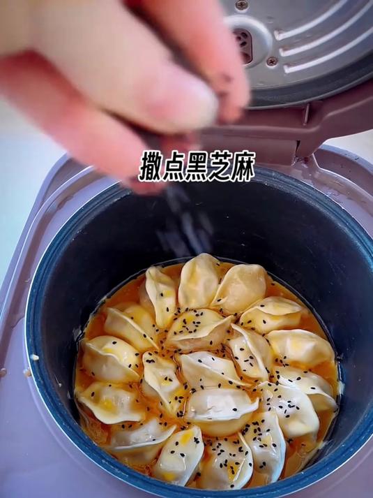 电饭煲这样做出来的煎饺 真是简单又美味啊