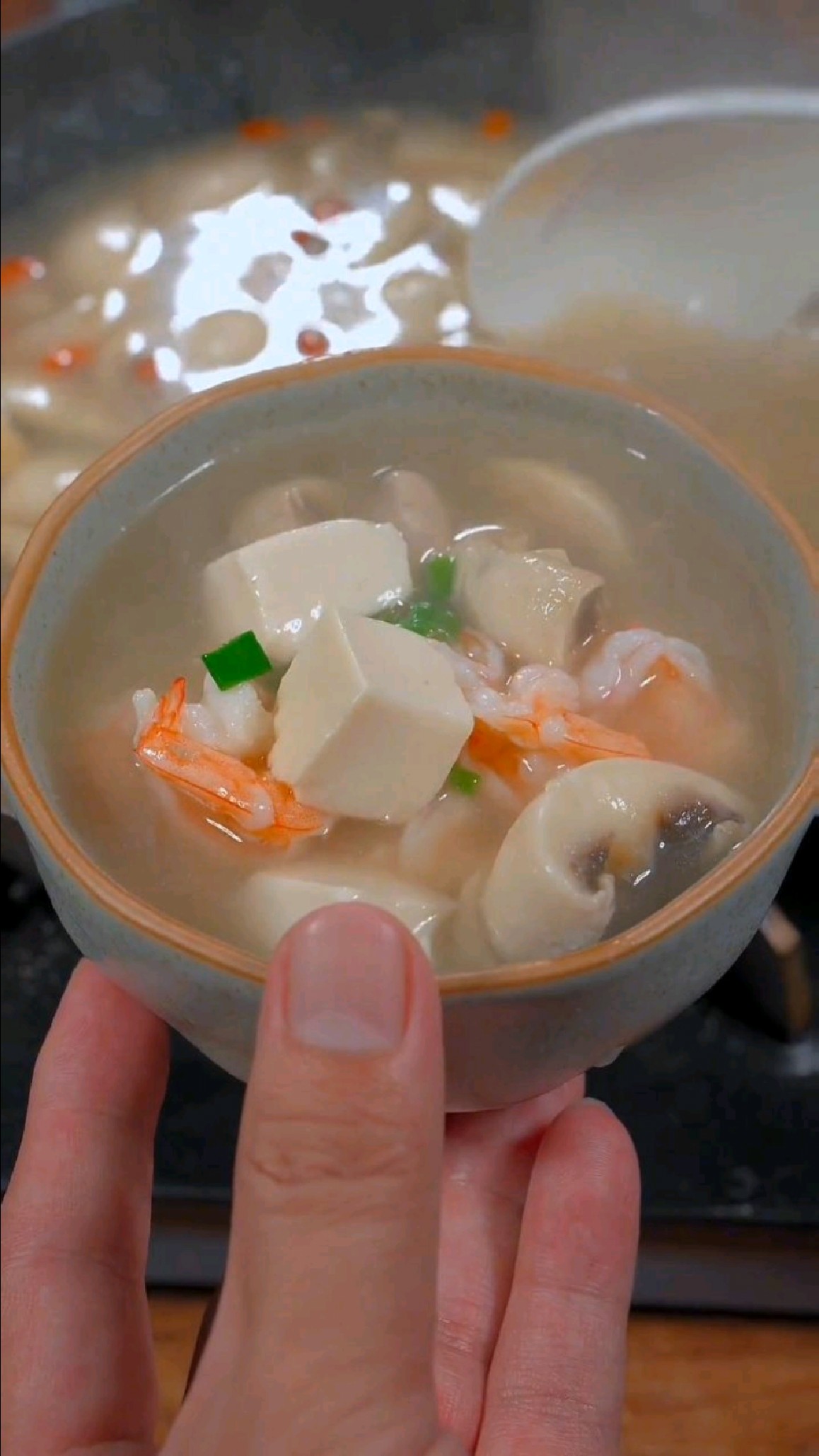 口蘑虾仁豆腐汤的家常做法