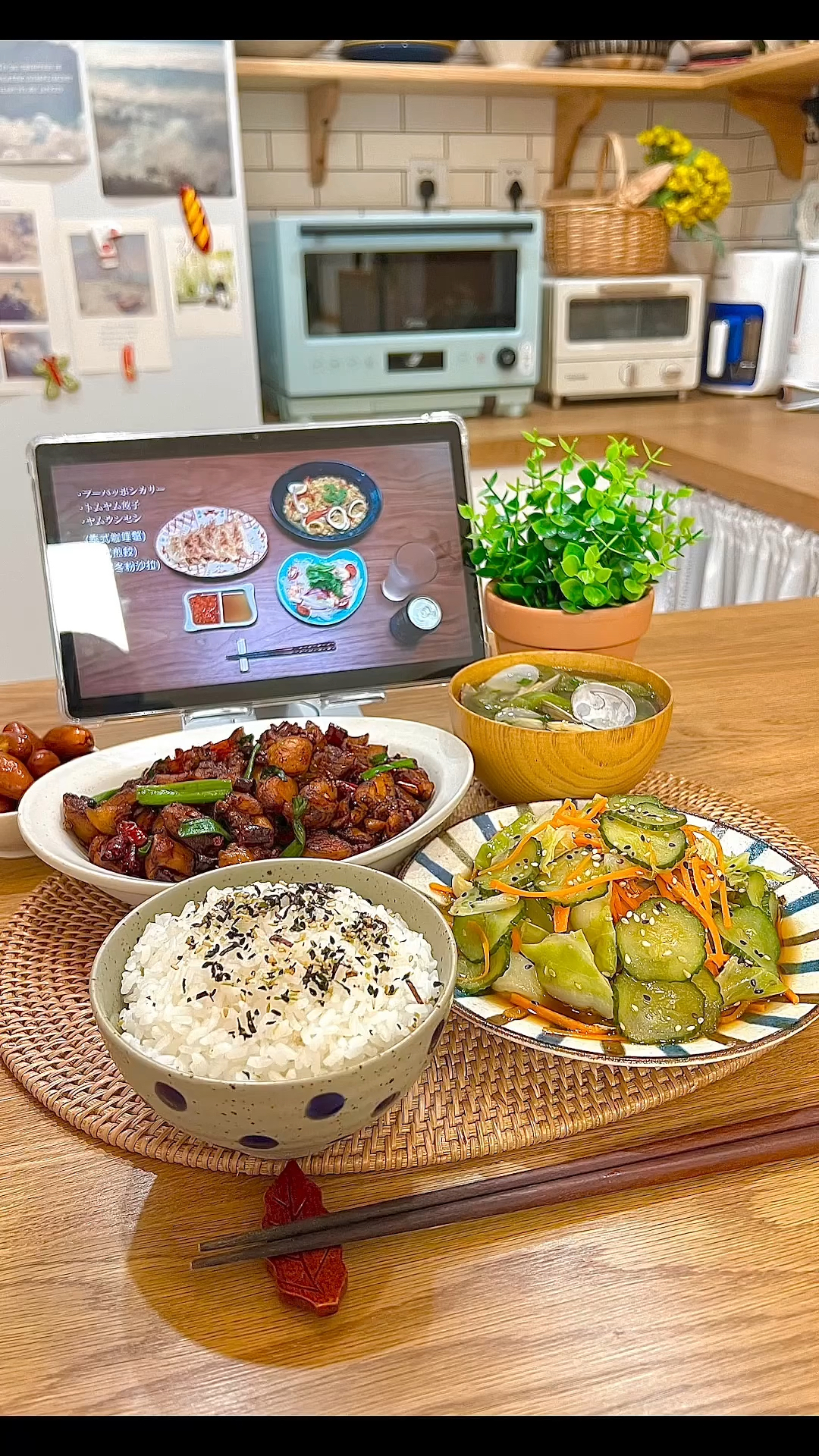 一人食:今天吃辣子鸡,拌包菜,丝瓜花甲汤