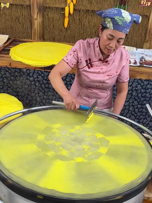 粗粮煎饼手工摊制！卷上荤素食材，咬下瞬间香到眯眼