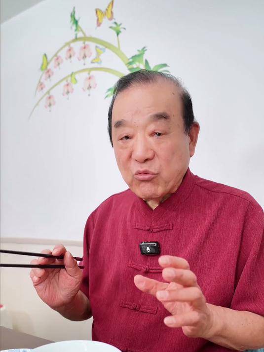 老豫菜「香桃炒鸡丁」，鲜核桃仁和鸡丁搭配，脆～嫩～香～
