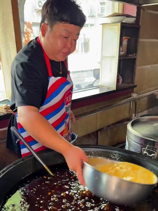 山西太原街头特色打卤面 一层卤一层面 这个味道实在是太美味了