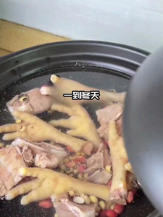 御浊木瓜花生鸡爪汤:抵御浊物,身体黏腻全缓解