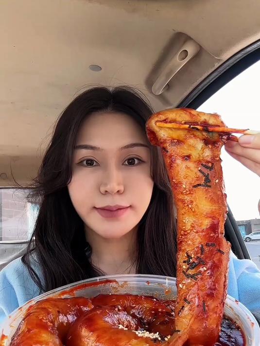 万能的春卷皮包一切,香迷糊了,这次不吃素的了