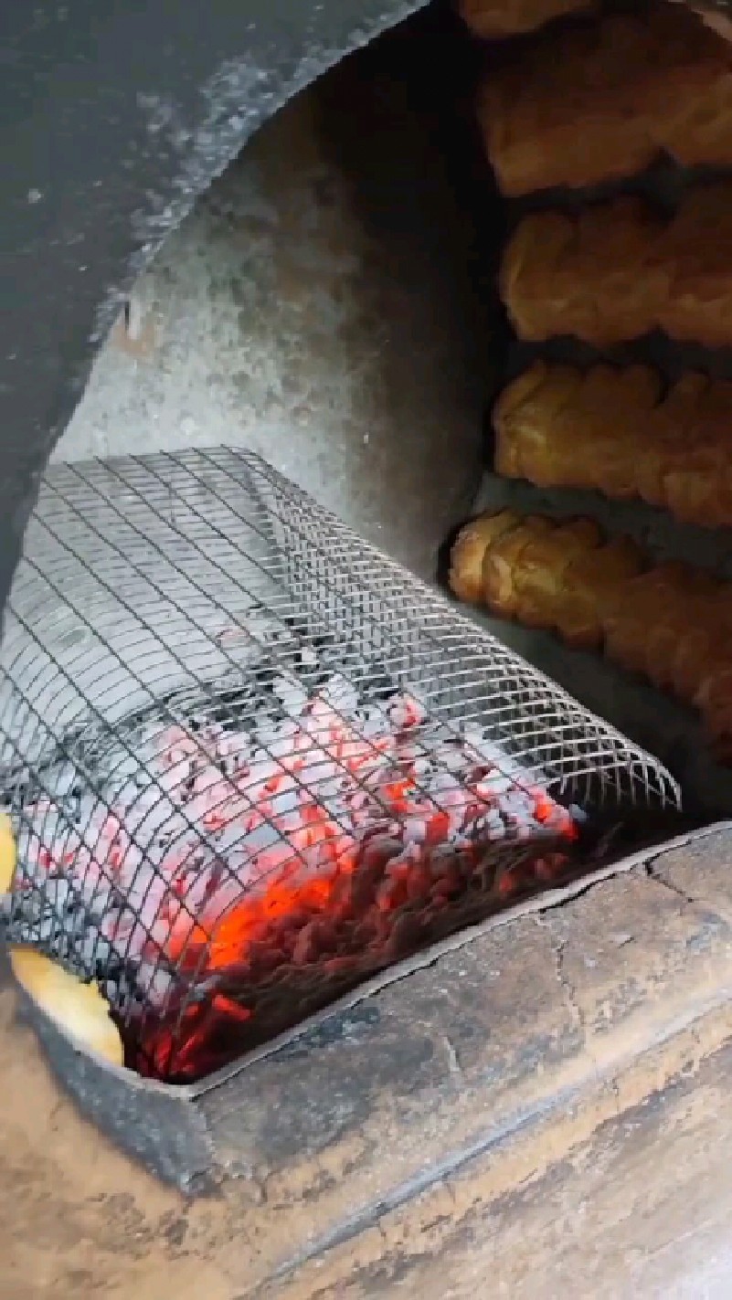 土炉子,木柴火烤出来的驴蹄子烧饼。