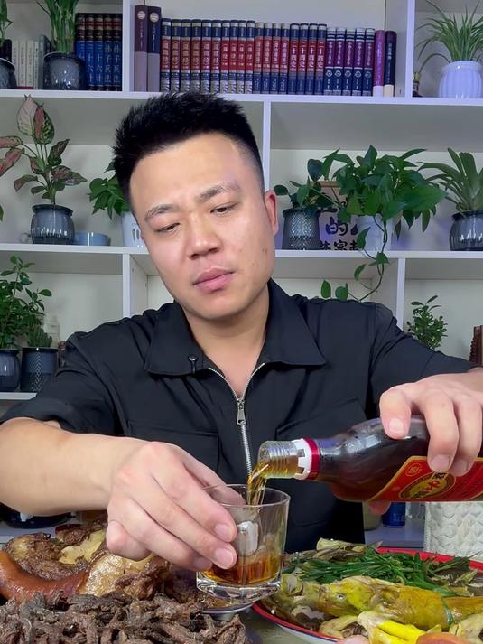 酱猪扇骨猪尾巴 清蒸嘎鱼 再来个干炸小泥鳅