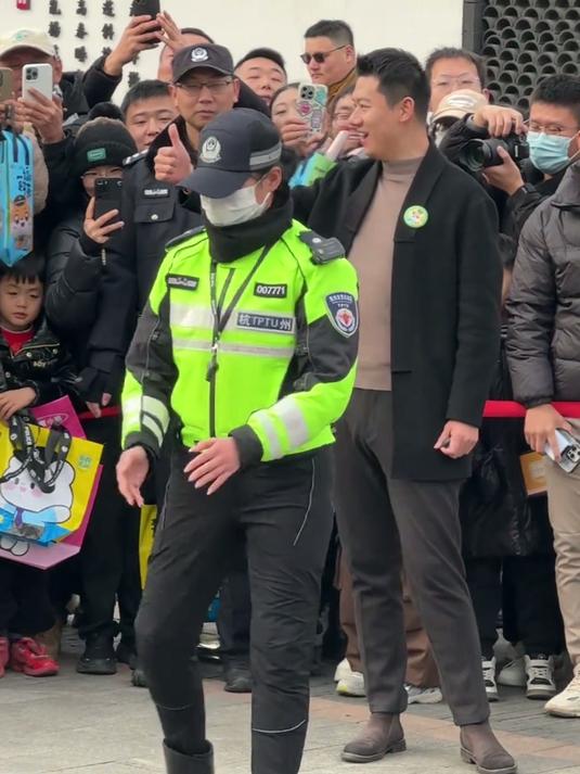 佳佳警官力气好大连翻两次大轮胎 兔子警官一旁点赞的同时羞涩地